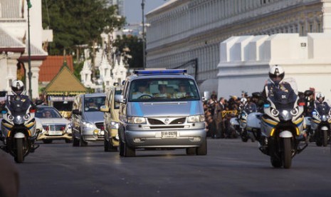 Konvoi kendaraan kerajaan yang membawa jasad Raja Thailand Bhumibol Adulyadej dari Siriraj Hospital menuju Istana di Bangkok, Jumat, 14 Oktober 2016.