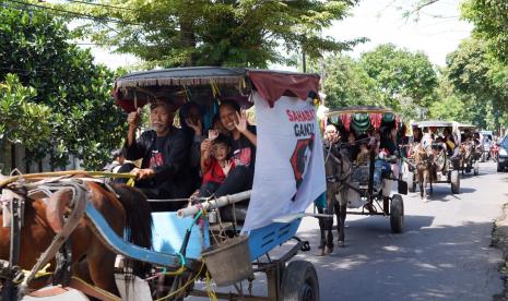 Konvoi komunitas delman dan Sahabat Ganjar di Kuningan, Jawa Barat, Sabtu (3/12/2022).