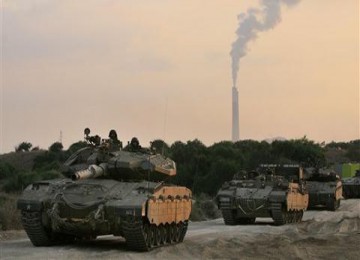 Konvoi militer Israel memasuki Jalur Gaza utara setelah militan Palestina menembakkan roket ke Ashkelon, Israel selatan.