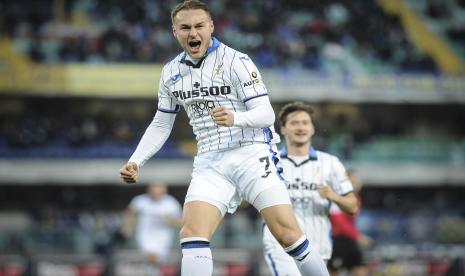 Teun Koopmeiners dari Atalanta merayakan setelah mencetak gol selama pertandingan sepak bola Serie A antara Hellas Verona dan Atalanta di stadion Bentegodi di Verona, Italia, Minggu, 12 Desember 2021.