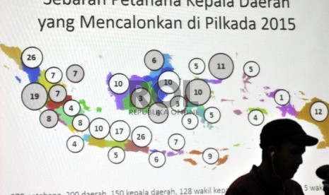  Koordinator Advokasi dan Investigasi FITRA, Apung Widadi mempresentasikan peta sebaran petahana kepala daerah yang mencalonkan di Pilkada 2015 dalam diskusi bertema 