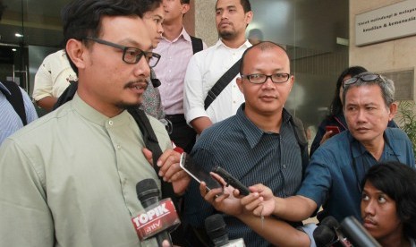 Koordinator Bidang Hukum Indonesia Corruption Watch (ICW) Emerson Yuntho (tengah) didampingi kuasa hukumnya Febionesta (kiri) memberikan keterangan kepada media usai menjalani pemeriksaan di Bareskrim Mabes Polri, Jakarta, Senin (27/7).