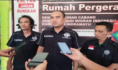 Koordinator Departemen Advokasi Dewan Pimpinan Nasional (DPN) Serikat Buruh Migran Indonesia (SBMI), Juwarih (tengah). 