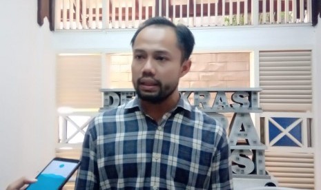 Koordinator Divisi Korupsi Politik Indonesian Corruption Watch (ICW), Donal Fariz memberikan pernyataan kepada awak media seusai diskusi Evaluasi Kinerja Pemerintahan Joko Widodo-Jusuf Kalla, Rabu (17/7).