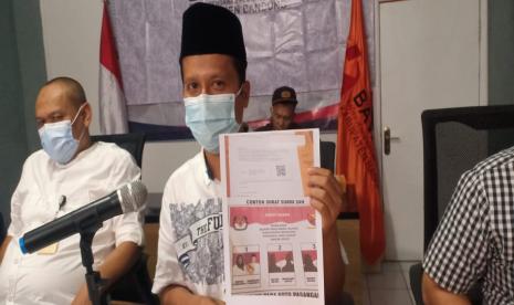 Koordinator Divisi Pengawasan Bawaslu Kabupaten Bandung, Hedi Ardia memperlihatkan bukti pelanggaran salah satu paslon di Kantor Bawaslu Kabupaten Bandung, Soreang, Kabupaten Bandung, Rabu (2/12). 