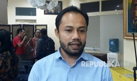 Koordinator Divisi Politik ICW Donal Fariz memberikan pemaparan terkait UU MD3, jumat (23/2). 