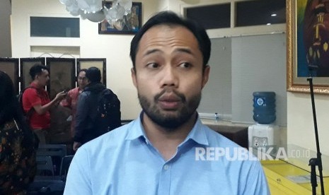 Koordinator Divisi Politik ICW Donal Fariz memberikan pemaparan terkait UU MD3, jumat (23/2). 