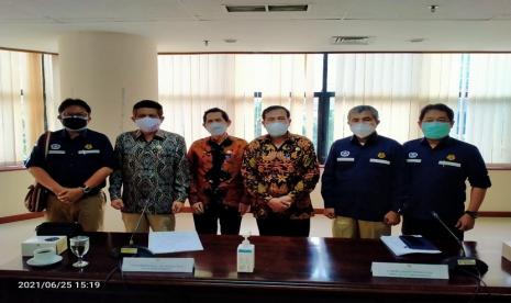 Koordinator Forum Komunikasi Pegawai BPH Migas Dani Yon Darwis memenuhi undangan audiensi ke Ombudsman Republik Indonesia. Dani yang didampingi  dan didampingi oleh Anggota Komite BPH Migas periode 2017 - 2021 Ahmad Rizal dan sejumlah Tenaga Ahli yang terdiri dari Judianto Hasan dan Teguh Pitoyo Anugrah Putra diterima langsung Ketua Ombudsman Mokhammad Najih, wakil ketua Bobby Hamzar Rafinus dan komisioner Jemsly Hutabarat.