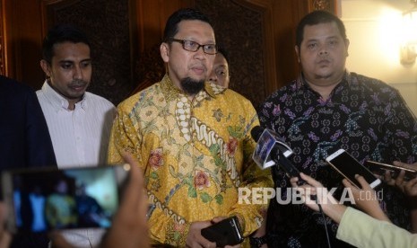 Koordinator Generasi Muda Partai Golkar (GMPG) Ahmad Doli Kurnia memberikan keterangan seusai bertemu dengan Ketua Dewan Kehormatan Golkar BJ Habibe di Jakarta, Senin (28/8).