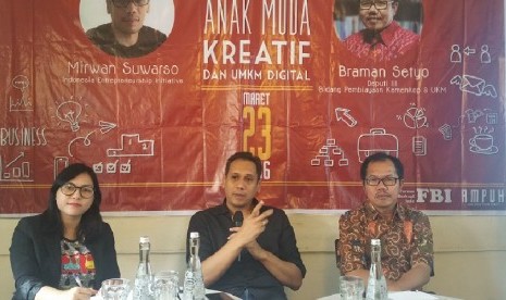 Koordinator Indonesia Entrepreneurship Initiative, Mirwan Suwarso (tengah) dan Deputi Bidang Pembiayaan Kemenkop dan UKM, Braman Setyo dalam Diskusi Anak Muda Punya Usaha (AMPUH) di Jakarta, Rabu (23/3).