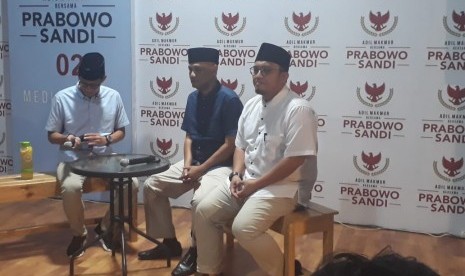 Koordinator Jubir Badan Pemenangan Nasional (BPN) Prabowo - Sandiaga Dahnil Anzar Simajuntak mengumumkan Irfan Yusuf Hasyim sebagai Juru Bicara (Jubir) Koalisi Indonesia Adil Makmur di Media Center, Jakarta, Kamis (1/11).