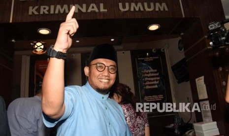 Koordinator Juru Bicara Badan Pemenangan Nasional (BPN) pasangan capres cawapres Prabowo Subianto-Sandiaga Uno, Dahnil Aznar Simanjuntak (tengah) memasuki ruang Direktorat Reserse Kriminal Umum Polda Metro Jaya untuk menjalani pemeriksaan sebagai saksi di Jakarta, Jumat (26/10/2018).