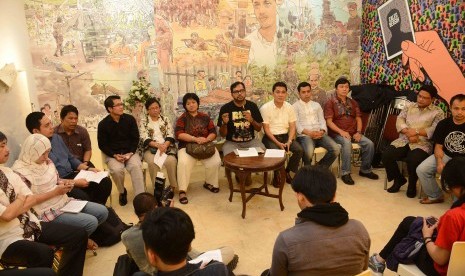 Koordinator Komisi Orang Hilang dan Tindak Kekerasan (KontraS) Haris Azhar bersama koalisi organisasi masyarakat sipil menggelar konferensi pers di Kantor Kontras, Jakarta, Rabu (23/7). Dalam kesempatan tersebut membahas rekomendasi untuk Presiden terpilih