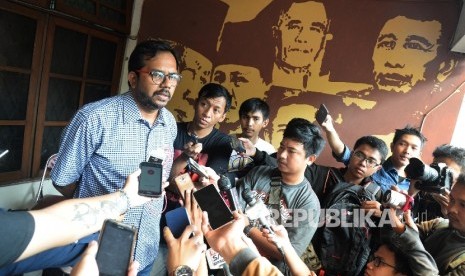 Koordinator Komisi untuk Orang Hilang dan Tindak Kekerasan (Kontras) Haris Azhar memberikan keterangan kepada wartawan di Kantor Kontras, Jakarta, Rabu (3/7). 