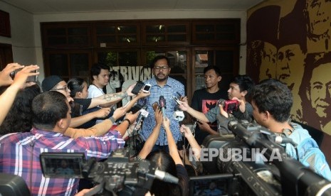 Koordinator Komisi untuk Orang Hilang dan Tindak Kekerasan (Kontras) Haris Azhar memberikan keterangan kepada wartawan di Kantor Kontras, Jakarta, Rabu (3/7). 