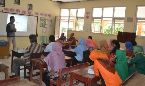 Koordinator Kopel Bogor, Ari Akbar menyampaikan kepada orang tua murid pentingnya kepedulian warga mengadvokasi ruang kelas yang rusak di SDN Cidokom 02, Bogor, Sabtu (8/4)