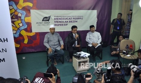 Ketua Umum Hizbut Tahrir Indonesia (HTI) Rokhmat S Labib (kiri).