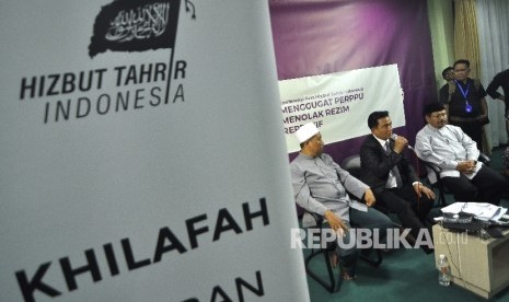 Koordinator Kuasa Hukum pembela HTI Yusril Ihza Mahendara (tengah) memberi keterangan kepada awak media didampingi Ketua Umum Hizbut Tahrir Indonesia (HTI) Rokhmat S Labib (kiri) dan Jurubicara HTI Muhammad Ismail Yusanto (kanan) saat menggelar konferensi pers di kantor DPP Hizbut Tahrir Indonesia (HTI), Jakarta, Rabu (12/7) malam. 