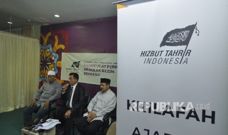 Koordinator Kuasa Hukum pembela HTI Yusril Ihza Mahendara (tengah) memberi keterangan kepada awak media didampingi Ketua Umum Hizbut Tahrir Indonesia (HTI) Rokhmat S Labib (kiri) dan Jurubicara HTI Muhammad Ismail Yusanto (kanan) saat menggelar konferensi pers di kantor DPP Hizbut Tahrir Indonesia (HTI), Jakarta, Rabu (12/7) malam.