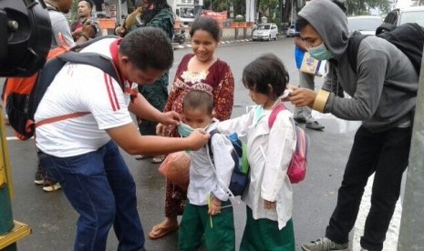 Koordinator Lapangan Gerakan 'Melawan diam, Hilangkan Asap', Darwih Nasution (kiri)