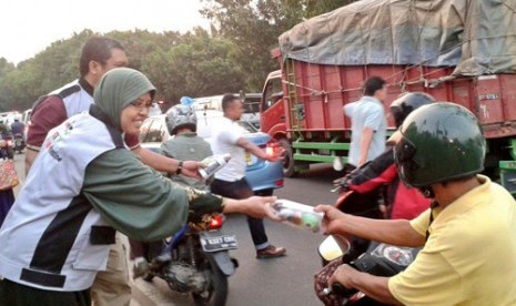 Koordinator Lapangan Indahnya Berbagi Takjil bersama KNRP Siti Munane, Jumat pekan lalu membagikan paket takjil di perempatan lampu merah Kementan RI, Ragunan, Jakarta Selatan