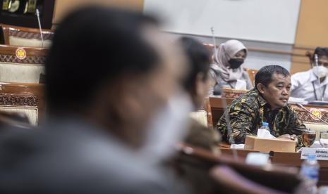 Koordinator MAKI Boyamin Saiman memberikan pandangannya saat mengikuti Rapat Dengar Pendapat (RDP) dengan Komisi III DPR di kompleks Parlemen, Jakarta, Rabu (17/11/2021). Dalam RDP tersebut MAKI memberikan masukan dan pendapat mengenai substansi RUU tentang Perubahan atas UU No.16 Tahun 2004 tentang Kejaksaan Republik Indonesia yaitu Jaksa berwenang melakukan koordinasi dalam rangka supervisi untuk percepatan dan atau penyelesaian penyidikan.