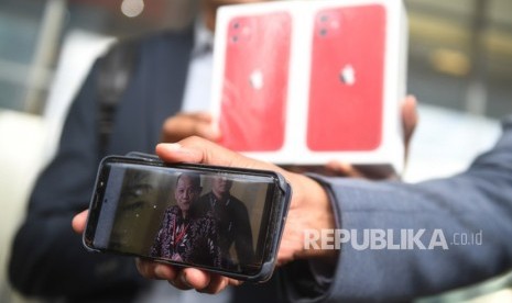 Koordinator Masyarakat Anti Korupsi Indonesia (MAKI) Boyamin Saiman menunjukkan dua buah Iphone 11 untuk pemberi informasi keberadaan DPO KPK Harun Masiku dan Nurhadi di Gedung KPK, Jumat (21/2/2020).