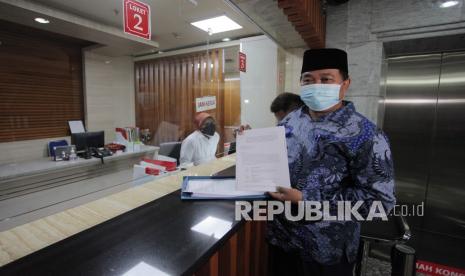 Koordinator Masyarakat Anti Korupsi Indonesia (MAKI) Boyamin Saiman (tengah) 