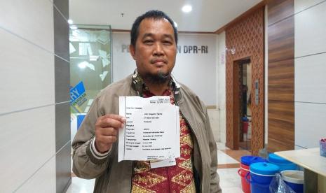 Koordinator Masyarakat Antikorupsi Indonesia (MAKI) Boyamin Saiman menyerahkan surat jalan buron korupsi Djoko Tjandra ke Komisi III DPR RI, Selasa (14/7). 