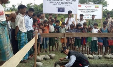 Koordinator Muhammadiyah Aid, Bachtiar Dwi Kurniawan meletakkan batu pertama pembangunan Sekolah Indonesia di Rakhine