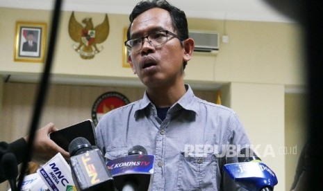 Koordinator Nasional Jaringan Pendidikan Pemilih untuk Rakyat (JPPR) Masykurudin Hafidz memberikan keterangan pers usai menyerahkan bukti laporan hasil alat peraga kampanye dan dugaan politik uang kepada Bawaslu di Jakarta, Senin (13/2).