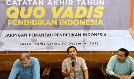 Koordinator Nasional JPPI, Ubaid Matraji (tengah). JPPI mempertanyakan Program Merdeka Belajar karena guru diberhentikan karena kritik.