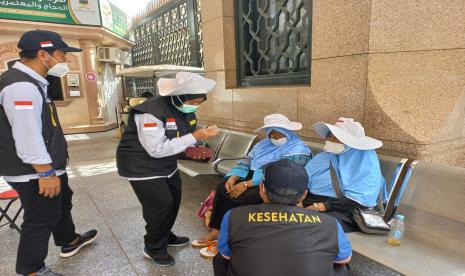  Koordinator Pengawasan dan pengendalian (Wasdal) PPIH Arab Saudi bidang kesehatan Nilawati menghibur Titi Endang Sulistiyowati 65 tahun dan Tri Wahyu Sulistiyoningsih 62 tahun. Jamaah haji asal embarkasi SOC 16 Semarang ini menunggu rombongannya sedang antri di Raudhah di pintu 21 sektor khusus Masjid Nabawi.