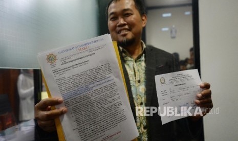 Koordinator Perkumpulan Masyarakat Anti Korupsi Indonesia Boyamin menunjukan laporan dugaan pelanggaran etik oleh Wakil Ketua DPR Fadli Zon terkait penundaan pemeriksaan Setya Novanto ke Mahkamah Kehormatan Dewan (MKD), Kompleks Parlemen Senayan, Jakarta, Rabu (13/9).