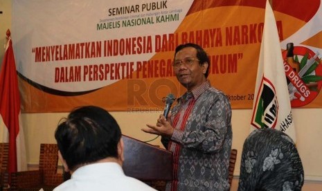 Koordinator Prisidium Kahmi Mahfud MD berbicara saat membuka seminar nasional di Jakarta, Kamis (9/10). (Republika/ Tahta Aidilla)