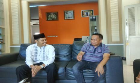 Koordinator Tasharuf Lazis ASFA Kalimantan Selatan H  Sudian Noor (kanan) berdialog dengan Personel Lazis ASFA Priyangga.