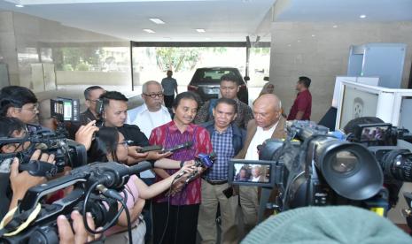 Koordinator TPDI Petrus Selestinus bersama Roy Suryo di Bareskrim Polri untuk melaporkan dugaan pelanggaran Pemilu 2024, Senin (4/3/2024).