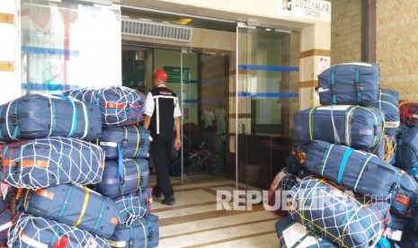 Koper barang bawaan jamaah haji Indonesia ditaruh di depan hotel sebelum diangkut ke truk di pemondokan 101 Mahbas Jin, Makkah, Kamis (15/9) untuk dibawa ke bandara sebagai persiapan kepulangan jamaah. (Republika/Didi Purwadi)