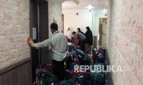 Koper barang bawaan jamaah haji Indonesia ditaruh di depan lift hotel (Ilustrasi)