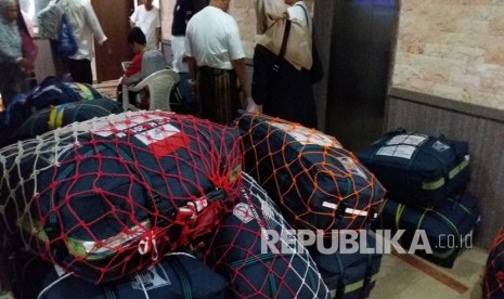 Koper barang bawaan jamaah haji Indonesia ditaruh di depan lift hotel sebelum diangkut ke truk di pemondokan 101 Mahbas Jin, Makkah, Kamis (15/) untuk dibawa ke bandara sebagai persiapan kepulangan jamaah. (Republika/Didi Purwadi)