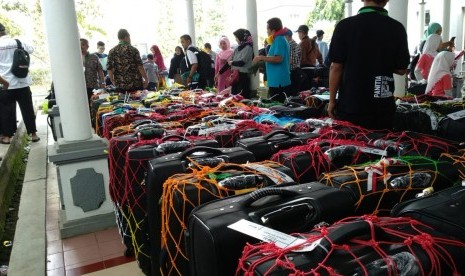 Koper petugas Panitia Penyelenggara Ibadah Haji (PPIH) Daker Madinah dan Bandara di Asrama Haji Pondok Gede, Jakarta, Jumat (13/7).