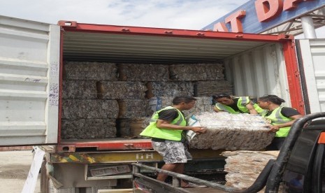 Koperasi Serba Usaha (KSU) Komodo dan pusat daur ulang Batu Cermin dengan bersama Danone-Aqua melakukan pengiriman perdana botol plastik bekasi sebanyak 10 ton.  Botol bekas tersebut akan dikirimkan ke Recycling Business Unit (RBU) mitra Danone-AQUA di Bali dimana dengan menggunakan teknologi tinggi di proses menjadi bahan baku botol baru AQUA Life oleh Pabrik Daur Ulang-Namasindo di Bandung.