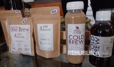 Kopi produksi asli Bogor yang dipamerkan di Musyawarah Perencanaan dan Pembangunan (Musrenbang) Kabupaten Bogor di Gedung Tegar Beriman, Bogor, Rabu (28/2). 