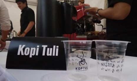 Kopi tuli, kopi yang dijual oleh tiga sekawan tuna rungu atau tuli. Kopi ini hadir karena banyak penolakan dunia kerja terhadap mereka yang tuli.