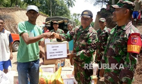 Koramil 03/Jailolo memberikan bantuan bahan pokok kepada korban bencana banjir di Kecamatan Jailolo Kab. Halmahera Barat, Ternate .