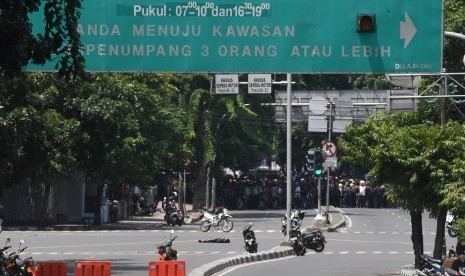 Korban akibat ledakan tergeletak di perempatan jalan di kawasan sarinah, Jakarta, setelah terjadi penyerangan oleh sejumlah teroris ke beberapa gedung dan pos polisi, Kamis (14/1). 