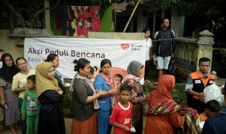 Korban banjir bandang di Malangbong Garut mendapat bantuan dari Rumah Zakat.