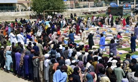  Malaria Menyebar di Antara Pengungsi Banjir Bandang Pakistan. Foto: Korban banjir besar akibat hujan monsun menunggu untuk menerima bantuan yang diberikan oleh partai politik Allah-o-Akbar Tehreek, di Quetta, Pakistan, Minggu, 11 September 2022. Sejak Juni, hujan lebat dan banjir menambah tingkat banjir baru. kesedihan untuk Pakistan yang kekurangan uang dan menyoroti efek yang tidak proporsional dari perubahan iklim pada populasi miskin.