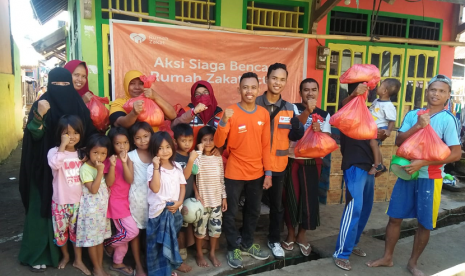 Korban Banjir Dompu. Rumah Zakat memberikan bantuan sembako untuk korban banjir Dompu, NTB.