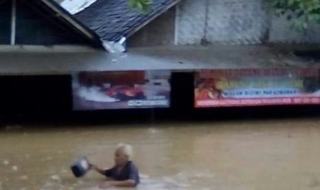 Korban banjir luapan Sungai Cikaso, Sukabumi.